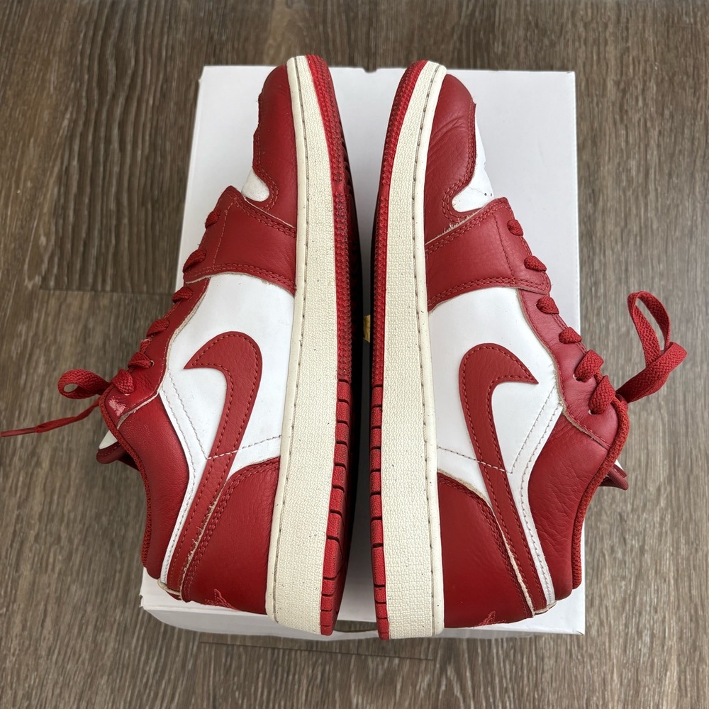 Air Jordan 1 Low SE Big Kids Size 7Y, Women’s Size 8/8.5 - Picture 5 of 6